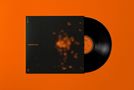 Text: "Chasing Light". Schwarzes Cover mit unscharfen orangenen Lichtpunkten neben einer Schallplatte auf orangefarbenem Hintergrund., LP