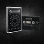 Kassette mit der Aufschrift "REINKAΩS" und "SIDE A". Schwarz-weißes Cover mit einem komplexen Sternsymbol., MC