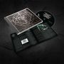 Text: "Signum of hate". Ein CD-Cover mit einem geometrischen Muster, offene CD-Hülle mit Texten und Bildern, CD daneben., CD
