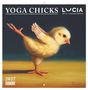 „YOGA CHICKS“, „LUCIA“, „2027 DUMONT“. Eine Illustration: Ein Küken balanciert auf einem Bein in einer Yoga-Pose.
