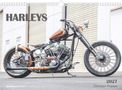 HARLEYS. 2027 Christian Popkes. Ein stilvolles Motorrad mit glänzenden Details vor einem modernen Gebäude., Kalender