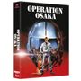 "OPERATION OSAKA" in weißen Buchstaben. Illustration: Mann in Uniform vor großem Helm, Frau kniet neben ihm.