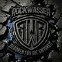 Text: "ROCKWASSER" oben, "GEBOREN FÜR DIE EWIGKEIT" unten. Abstrakte, rissige Asphalttextur und Wasser mit einem Logo in der Mitte.