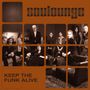 "KEEP THE FUNK ALIVE", "soulounge". Mehrere Menschen sitzen in einem stilvollen Raum, braune Farbgestaltung., CD