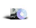 Text: "drown" und "SIDE A". Eine Vinyl-Schallplatte mit violett-blauem Marmormuster liegt vor einem Albumcover., LP