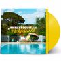"ANNETT LOUISAN Sehnsucht" in Weiß und Gelb. Eine Frau am Pool, mit Sonnenschirm, Bäumen im Hintergrund. Gelbe Vinylplatte., LP