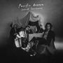 „Pacific Avenue lovesick Sentimental“. Vier Personen sitzen in einem dunklen Raum vor drapierten Stoffen., LP