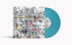 Text: "DANCE GAVIN DANCE - DOWNTOWN BATTLE MOUNTAIN II." Illustration einer lebhaften, surrealen Stadtansicht.