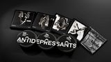 Texte: "ANTIDEPRESSANTS", "suede". Mehrere schwarze CDs und Albumcover mit kunstvollen Schwarz-Weiß-Bildern.