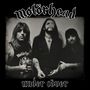 „Motörhead“ und „under cover“ in schwarz-weißer Schrift, drei Männer in Rocker-Outfits, der mittlere Mann raucht., CD
