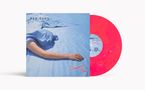 "BAD SUNS" und "Disappear Here" auf blauem Cover. Ein Arm auf blauem Bett. Fliederfarbene Schallplatte rechts., LP