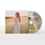 „HONEST WOMAN“ und „CARLY PEARCE“ sind die Texte. Frau in weißem Spitzenkleid steht in einem Feld bei Sonnenuntergang. CD daneben., CD