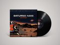 „SATURNO 4000 arrival“ steht oben; eine Landschaft mit Astronautenhelm im Vordergrund; daneben eine Vinyl-Schallplatte., LP