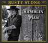 "RUSTY STONE", "RAMBLIN' MAN". Schwarz-Weiß-Foto eines Mannes mit Hut und Gitarre, an eine Wand gelehnt., CD
