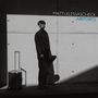 Text: „MATTI KLESSASCHECK AIRPORTS“. Eine Person steht in einem Schatten, daneben ein Koffer.