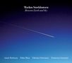 Text oben: "Markus Stockhausen Between Earth and Sky". Unten Namen: Annie Barbazza, Fabio Mina, Fabrizio Ottaviucci, Francesco Savoretti. Oben ein heller Streifen auf dunkelblauem Hintergrund., 2 CDs
