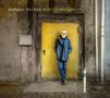 "MARKUS BECKER WINTER MOTION" steht über einem Mann vor einer gelben, abgenutzten Tür in einer alten Mauer., CD
