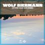 „WOLF BIERMANN UNTERM HAAR NUR HIMMEL“ steht in großen weißen Buchstaben. Darunter ein Naturbild teils kopfüber., CD
