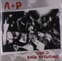 A+P, LIVE @ BACK TO FUTURE. Schwarzweißes Foto einer Menschenmenge bei einem Konzert, energetische Stimmung., LP