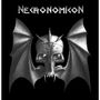 Text: "NECRONOMICON". Darstellung eines Totenkopfes mit Fledermausflügeln in Grautönen.