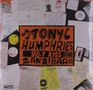 Verschiedene handgeschriebene Notizen umrahmen ein oranges Plakat mit „TONY HUMPHRIES 98.1 KISS F.M. ZANZIBAR“., 3 LPs