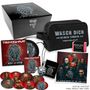 Eine schwarze Tasche mit dem Text "WASCH DICH VON DEINEN SÜNDEN REIN". Enthält CDs, Poster und ein kastenförmiges Paket., CD