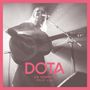 Text: "DOTA, DIE KEHRSEITE (SOLO LIVE)". Schwarz-Weiß-Foto einer Frau mit Gitarre, konzertartige Beleuchtung., CD