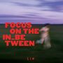 Text: "FOCUS ON THE IN_BE TWEEN LIN". Verschwommene Person läuft auf einer Wiese, Himmel lila., LP
