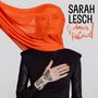Text: "SARAH LESCH" und "Poesie & Widerstand". Eine Frau mit orangenem Schal und schwarzem Outfit, Hand mit Tattoos., CD