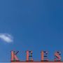 Der Schriftzug "KEES" steht in großen Buchstaben unter blauem Himmel mit einer kleinen Wolke., Single 7"