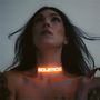Der Text „SOLSTICE“ leuchtet am Hals einer Person mit langen dunklen Haaren und einigen Tattoos auf den Schultern., CD