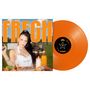 Text "FRECH" in großen orangefarbenen Buchstaben. Eine Frau mit Schürze, Messer, Getränke im Freien. Orangefarbene Vinyl-Schallplatte., LP