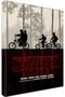 "STRANGER THINGS. MUSIC FROM THE UPSIDE DOWN. Silhouetten von Radfahrern vor Bäumen und einem spiegelnden Untergrund.", 2 CDs