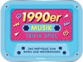 „1990er MUSIK TRIVIA SPIEL“, darunter: „DAS PARTYQUIZ ZUM RATEN UND WEITERSINGEN“. Illustration einer Kassette.