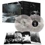 Ein Schallplattenalbum mit schwarzem Text auf einer Doppelseite, transparenten Platten und einem Cover mit einem winterlichen Bild., 2 LPs