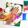 "Silky Hand 3" und "Saachi" in geschwungener Schrift. Hand mit Juwelen verziert, bunte geometrische Formen und Kreise., CD