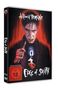 „Anthony Perkins“, „FSK ab 18“, „Edge of Sanity“. Gruseliges Porträt eines Mannes mit rotem Hintergrund.
