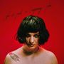 „Life is just a temporary plan." Eine Person mit schwarzem Haar, Kettenhalsband und Tattoo auf rotem Hintergrund., CD