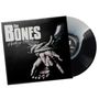 Aufschrift: "the BONES, Monkeys With Guns". Hände gefesselt mit einem Seil. Schwarze Vinyl-Schallplatte daneben., LP