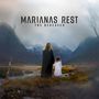 "Marianas Rest: The Bereaved" oben. Zwei Personen stehen in einer nebligen Berglandschaft am Ufer eines Flusses., 2 LPs