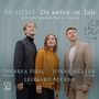 Aufschrift: "BRAHMS Da unten im Tale", darunter Namen: "THERESA PILSL SOPRANO", "JONAS MÜLLER BARITONE", "LEONARD BECKER GUITAR". Drei Personen im Freien.