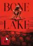 "BONE LAKE" in großer Schrift über einer Frau im roten Wasser. Unten Schädel unter der Wasseroberfläche.