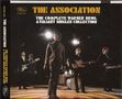 "The Association: The Complete Warner Bros. & Valiant Singles Collection." Eine Band auf der Bühne, beleuchtet von Scheinwerfern.