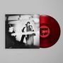Text auf roter Schallplatte: „DANCING ON THE WALL“. Schwarz-weißes Cover zeigt drei Personen in Unschärfe., LP