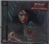 Auf der linken Seite sind japanische Schriftzeichen. Rechts: "JULIA" THE DEBUT ALBUM BY JULIA CUMMING. Frau mit dunklem Haar im Vordergrund., CD