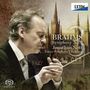 "BRAHMS, Symphony No. 3, Jonathan Nott, Tokyo Symphony Orchestra" und ein Mann dirigiert energisch.
