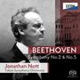 Jonathan Nott dirigiert die Tokyo Symphony Orchestra für Beethoven's Symphony No. 2 & No. 5, Exton-Logo, konzentrierter Dirigent.