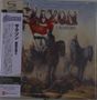 "Saxon Crusader." Ein Ritter mit rotem Banner auf einem Pferd, umgeben von Kämpfern in mittelalterlicher Schlacht., CD