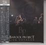 Texte: Barock Project Live Voyager. Szene: Band spielt live, Gitarren, Mikrofone, große Uhr im Hintergrund., 2 CDs