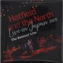 Texte: "Hatfield and the North Live in Japan 2005 The Rotters' Live". Konzertbühne mit Musikern in rotem Licht., 5 CDs